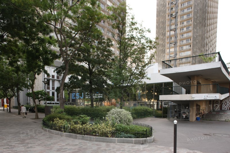 France, Ile de France, paris 13e arrondissement, rue de tolbiac, carrefour avec la rue baudricourt, immeuble en arriere d'un square, dalle des olympiades,