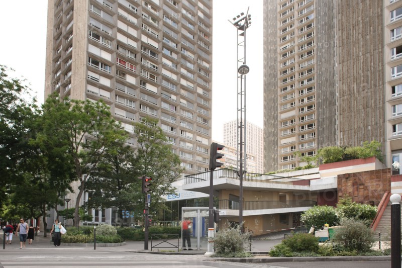 France, Ile de France, paris 13e arrondissement, rue de tolbiac, carrefour avec la rue baudricourt, immeuble en arriere d'un square, dalle des olympiades,
