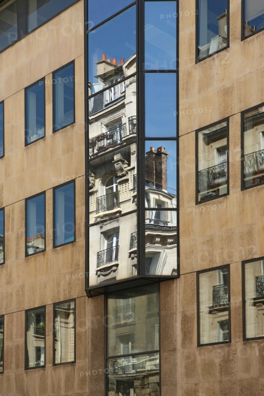 France, Ile de France, paris 15e arrondissement, vers 201 rue de vaugirard, reflet de l'ancien dans le moderne,