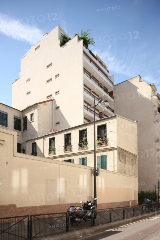 France, Ile de France, paris 15e arrondissement, 82 rue de l'abbe groult, immeuble en retrait, ecole,