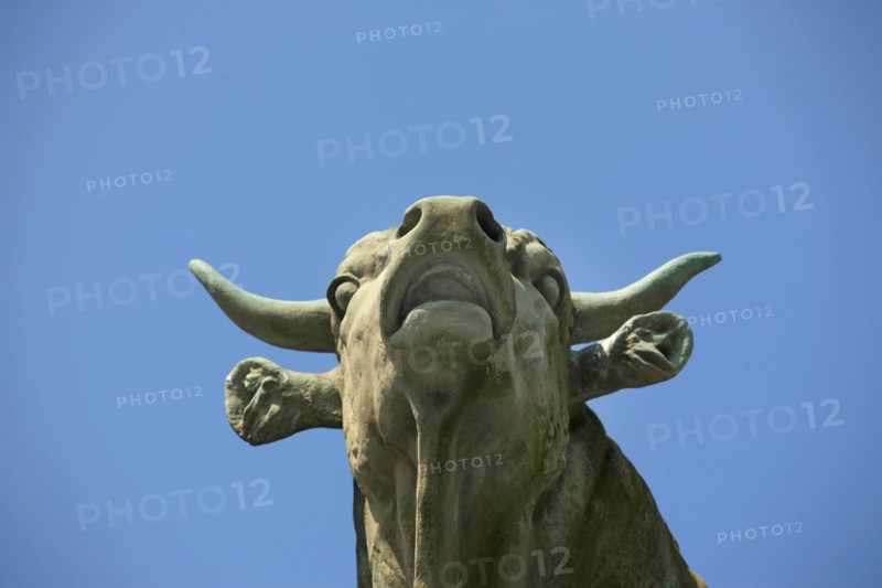 France, Ile de France, paris 15e arrondissement, place jacques marette, entree du parc georges brassens, anciens abbatoirs, boeufs, sculpture, face a la rue de cronstadt,
