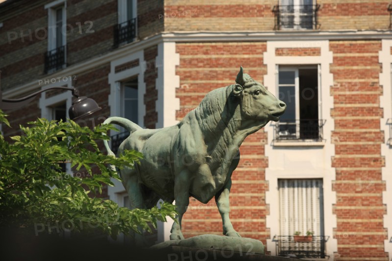 France, Ile de France, paris 15e arrondissement, place jacques marette, entree du parc georges brassens, anciens abbatoirs, boeufs, sculpture, face a la rue de cronstadt,