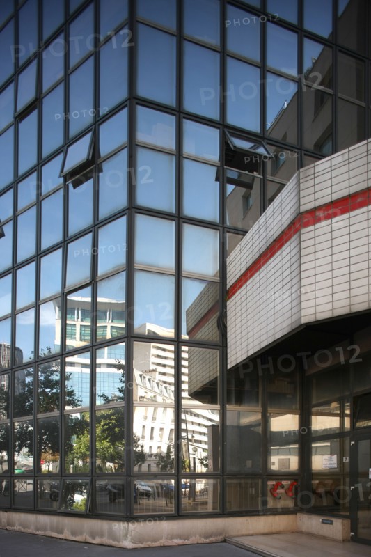 France, Ile de France, paris 15e arrondissement, boulevard pasteur rue du cotentin, reflet sur les vitres de la gare de vaugirard,
