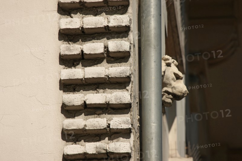 France, Toothing bricks