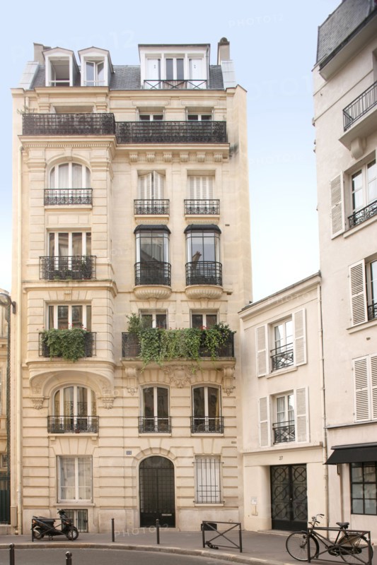 France, Ile de France, paris 16e arrondissement, 27 rue vineuse, petit batiment entre deux hauteurs,