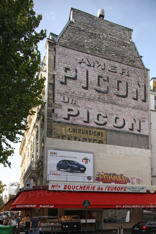 France, Ile de France, paris 17e arrondissement, angle avenue de saint ouen et rue collette, pignon, facade brute,