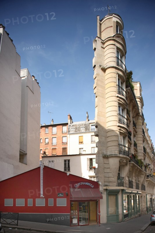 France, Ile de France, paris 18e arrondissement, 53 rue des saules, petit batiment entre deux hauteurs,