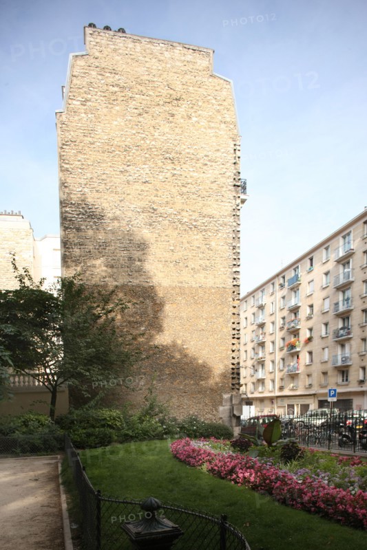 France, Wall on an empty plot became square Carpeaux