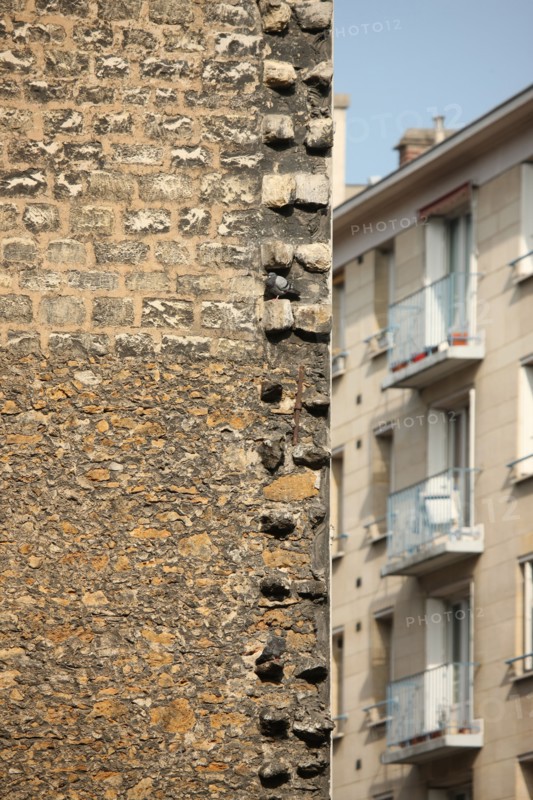 France, Ile de France, paris 18e arrondissement, 227 rue marcadet, mur sur une parcelle vide devenu le square carpeaux, detail des pierres d'attente,