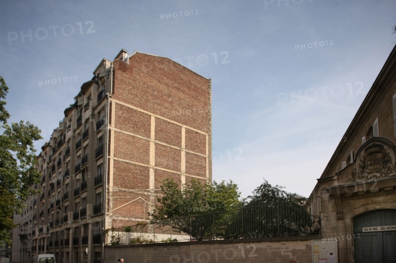 France, Ile de France, paris 18e arrondissement, rue de vauvenargues, rue enflee, contour de rues, mur pignon, ecole maternelle,