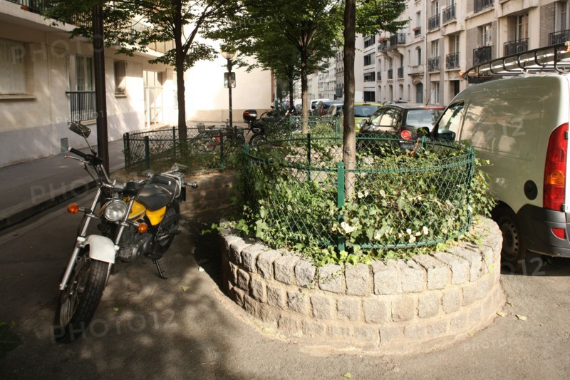France, Ile de France, paris 18e arrondissement, 9-11 rue de vauvenargues, rue enflee, contour de rues,