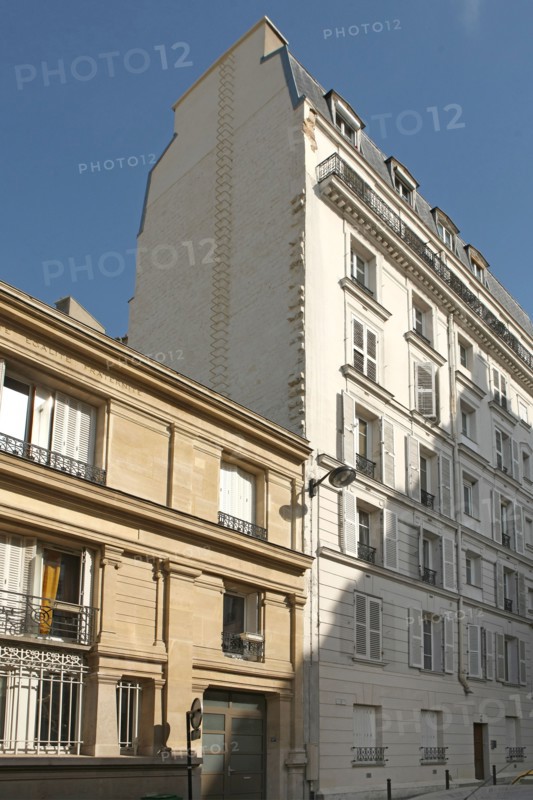France, Ile de France, paris 19e arrondissement, rue de l'equerre, jonction de deux batiments de taille dufferente,
