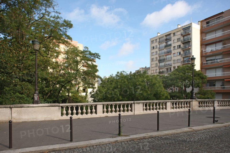 France, Ile de France, paris 20e arrondissement, rue renouvier, balustrade, passe au dessus de la rue des pyrenees,