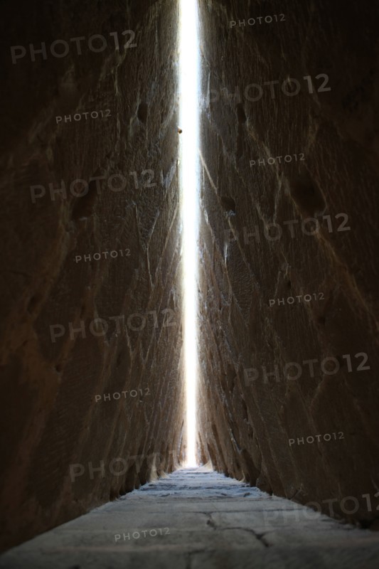 france, region midi pyrenees, aveyron, najac, village sauvegarde, chateau, forteresse, moyen age, vieilles pierres, patrimoine, histoire, interieur du chateau, graffiti, effet de lumiere, rai, meurtriere,