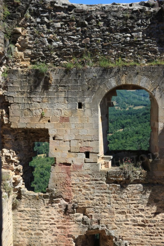 france, region midi pyrenees, aveyron, najac, village sauvegarde, chateau, forteresse, moyen age, vieilles pierres, patrimoine, histoire, interieur du chateau, fenetre, escalier,