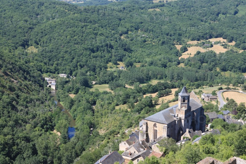 france, region midi pyrenees, aveyron, najac, village sauvegarde, chateau, forteresse, moyen age, vieilles pierres, patrimoine, histoire, interieur du chateau, panorama sur le village, sommets,