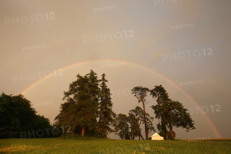 France, region centre, cher, sancerrois, pesselieres, arc en ciel, orage, meteo, rainbow, pluie, climat, arche, agriculture, champ, panneau, chemin,
