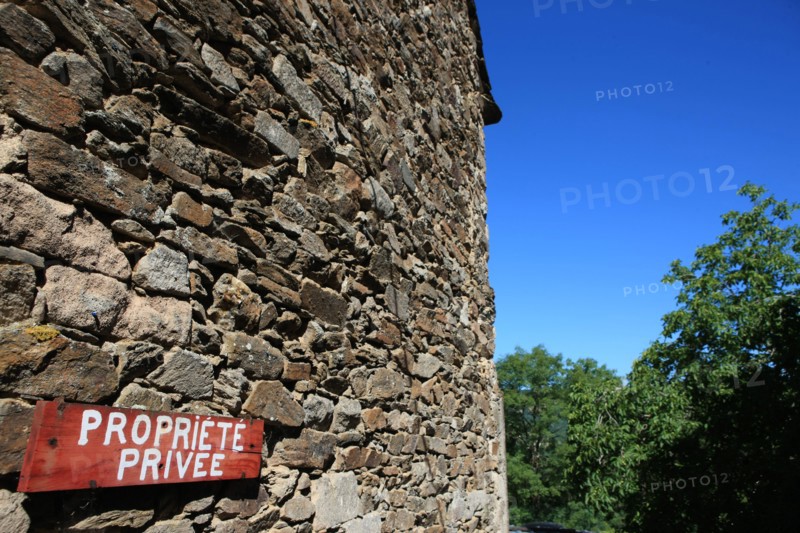 france, region midi pyrenees, aveyron, najac, village sauvegarde, chateau, forteresse, moyen age, vieilles pierres, patrimoine, histoire, pancarte, propriete privee, mur,