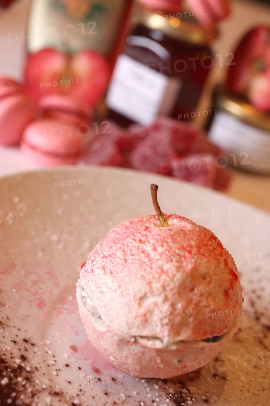 France, Haute Normandie, eure, evreux/gauciel, restaurant la gazette, chef xavier buzieux, dessert a base de pomme rouge produite par stephane et martine van thornout a gauciel,