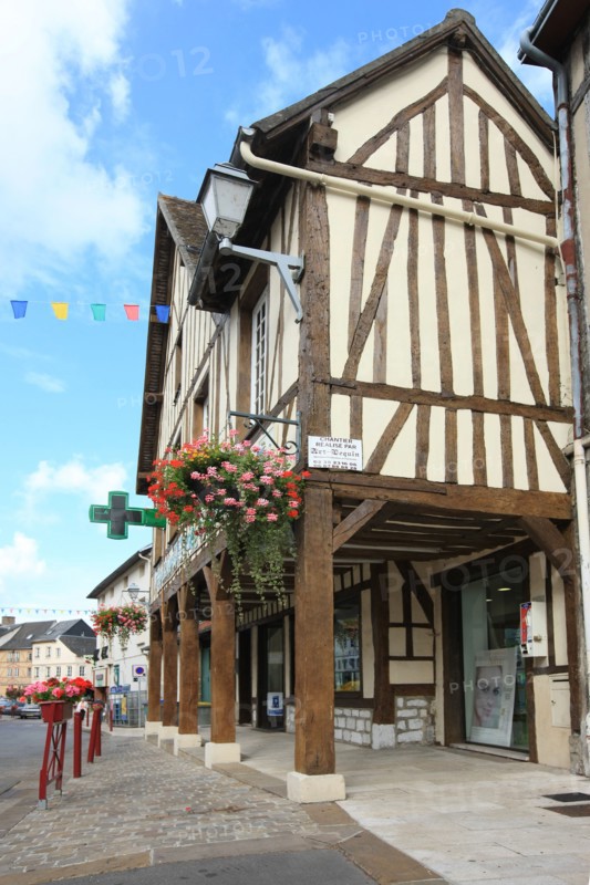 France, Haute Normandie, eure, pont de l'arche, pays de seine et eure, habitat, patrimoine, rue prieur, maison en avant solier, pharmacie, restauree par la societe art lequin,