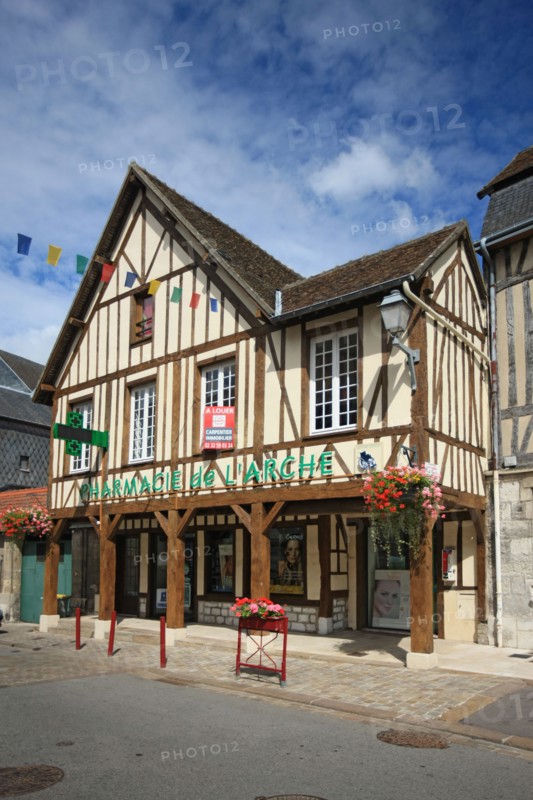 France, Haute Normandie, eure, pont de l'arche, pays de seine et eure, habitat, patrimoine, rue prieur, maison en avant solier, pharmacie, restauree par la societe art lequin,