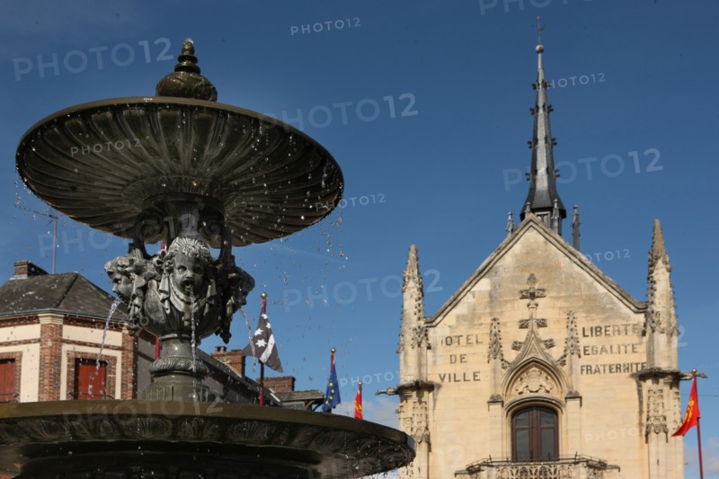France, Basse Normandie, orne, pays d'avre et d'iton, breteuil sur iton, place de l'hotel de ville, mairie, edifice neo gothique, fontaine,