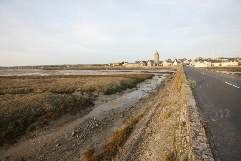 France, Basse Normandie, manche, cote des havres, portbail, littoral, mer, port, bateaux, port, maree basse, pont au 13 arches, route,