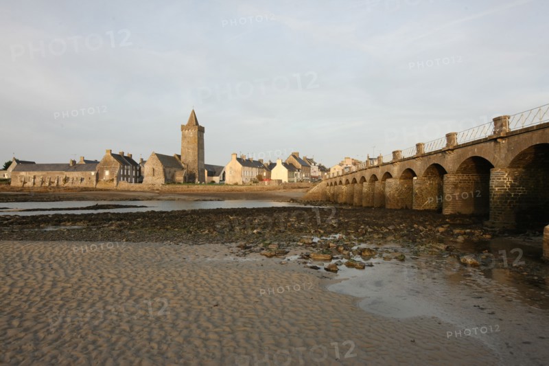France, Basse Normandie, manche, cote des havres, portbail, littoral, mer, port, bateaux, port, maree basse, pont au 13 arches,