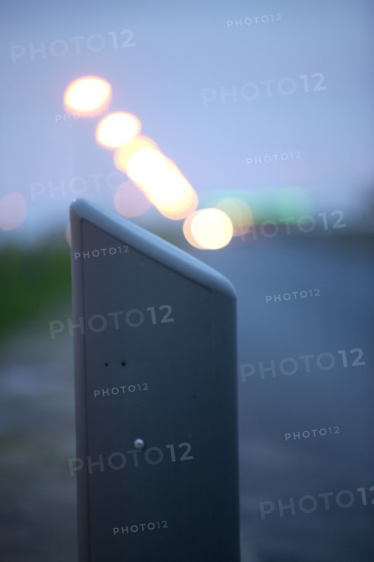 France, Basse Normandie, manche, cote des havres, portbail, littoral, mer, port, borne sur le bord de la route, eclairage public, lampadaires, soleil levant,