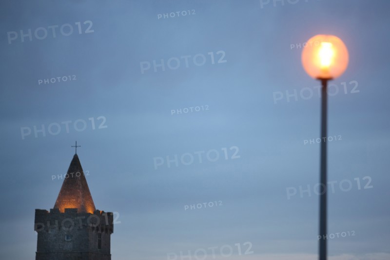 France, Basse Normandie, manche, cote des havres, portbail, littoral, mer, clocher de l'eglise et lampadaire, lumiere, eclairage, foi, religion,