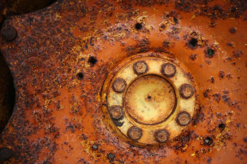 France, Basse Normandie, manche, cote des havres, portbail, littoral, mer, port, bateaux, roue de tracteur rouillee, effet de matiere, metal, corrosion,