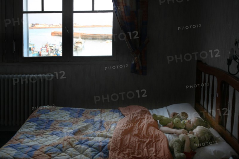 France, Bretagne, morbihan, quiberon, port maria, bateaux, chalutiers, ferry assurant la liaison avec belle ile en mer, compagnie oceane, enfants endormis, chambre d'hotel, hotel de la marine,