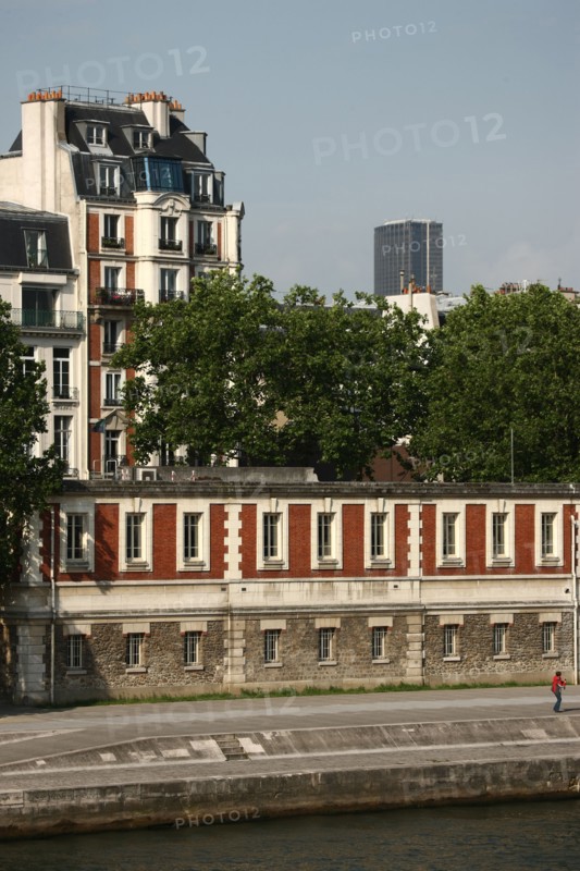 France, paris, quai des grands augustins, bord de seine, berges de la seine, facades d'immeuble, au fond tour montparnasse,