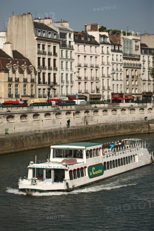 France, paris, quai des grands augustins, bord de seine, immeubles, batiments, bateau touristique le canotier,