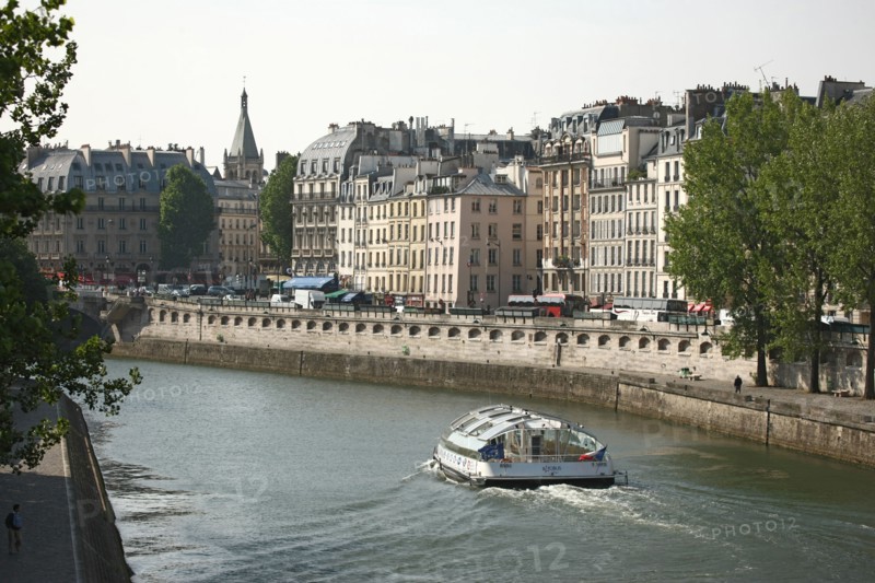 France, paris, quai des grands augustins, bord de seine, immeubles, batiments, batobus, transports en commun, voie fluviale,