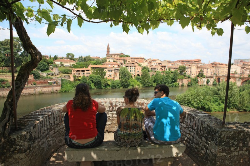france, region midi pyrenees, tarn, albi, patrimoine mondial unesco, palais epicopal, jardins du palais de la berbie, jardin, panorama, touristes,