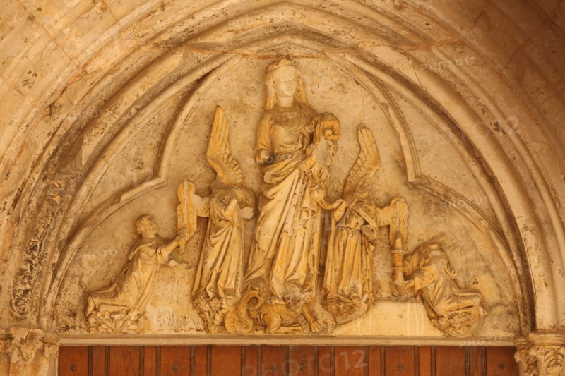 France, Haute Normandie, eure, le bec hellouin, abbaye du bec, cloitre, dessus de porte de l'ancienne eglise, fin 13e debut 14e siecle,