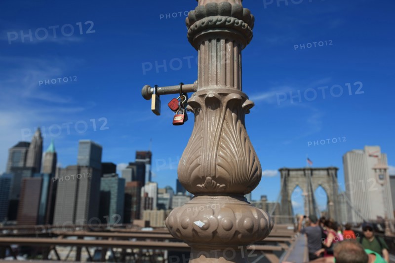 usa, etat de New York, New York City, Manhattan, brooklyn, pont de brooklyn bridge, pietons, vehicules, jogging, circulation, pointe de Manhattan, cadenas,
