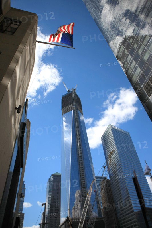usa, state of New York, NYC, Manhattan, financial district, building, ancien World Trade Center, Ground Zero, drapeau,