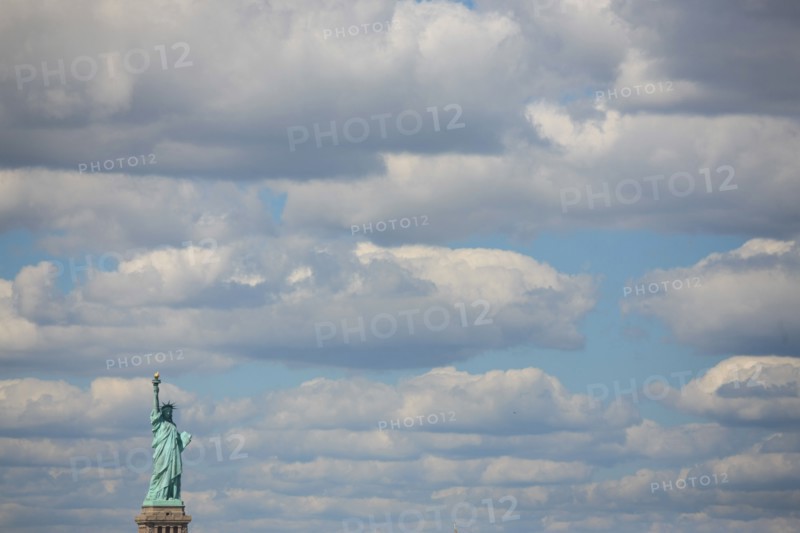 usa, etat de New York, New York City, Manhattan, financial district, pointe de Manhattan, ferry pour Staten Island, buildings, baie, bateaux, statue de la liberte, Bartholdi, ciel,