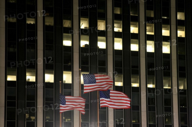 usa, etat de New York, New York City, Manhattan, Midtown, Broadway, vers Times Square, neons, nuit, drapeau americain,