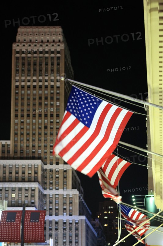 usa, etat de New York, New York City, Manhattan, Midtown, Broadway, vers Times Square, neons, nuit, drapeau,