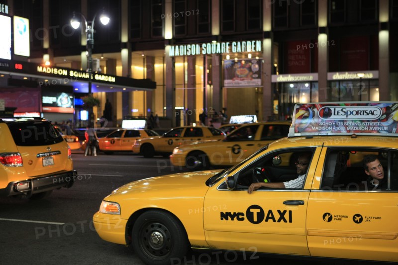 usa, etat de New York, New York City, Manhattan, Midtown, Broadway, vers Times Square, neons, nuit, taxi,