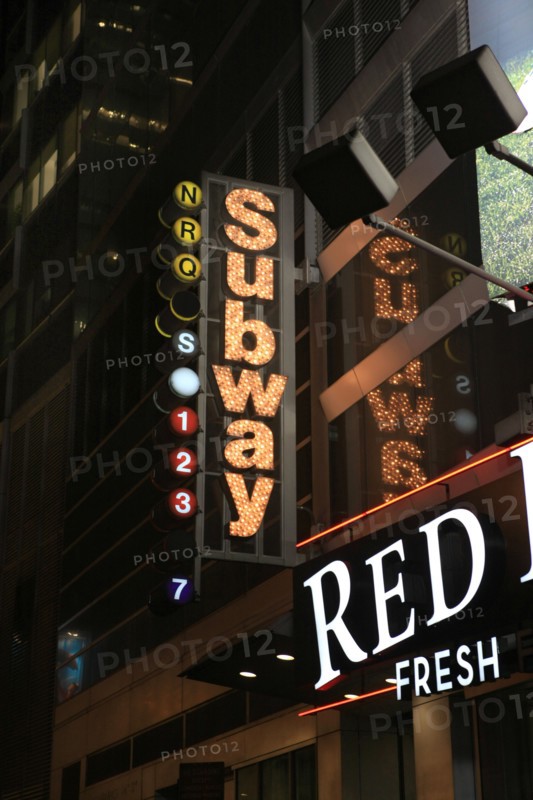 usa, etat de New York, New York City, Manhattan, Midtown, Broadway, vers Times Square, neons, nuit,
