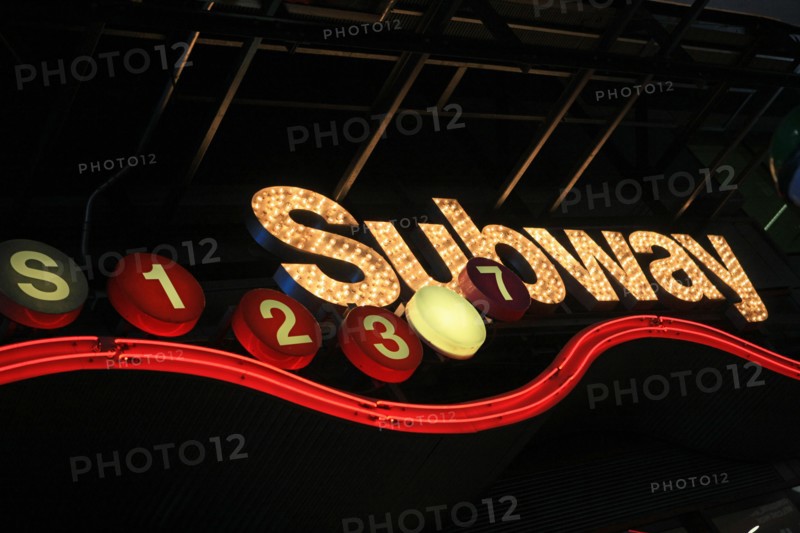 usa, etat de New York, New York City, Manhattan, Midtown, Broadway, vers Times Square, neons, nuit,