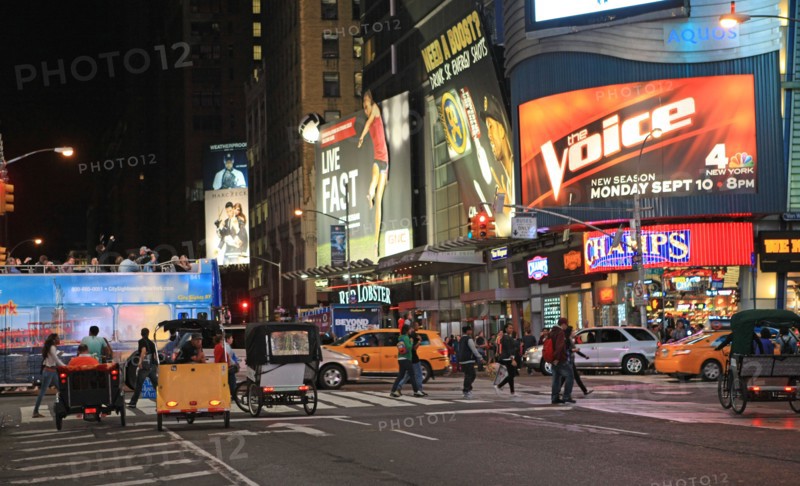 usa, etat de New York, New York City, Manhattan, Midtown, Broadway, vers Times Square, neons, nuit,