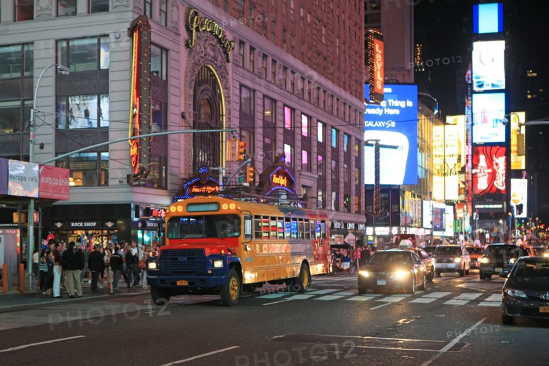 usa, etat de New York, New York City, Manhattan, Midtown, Broadway, vers Times Square, neons, nuit,