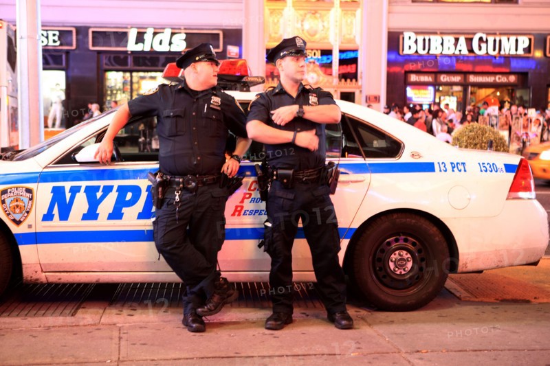 usa, etat de New York, New York City, Manhattan, Midtown, Broadway, vers Times Square, neons, nuit, police, nypd,