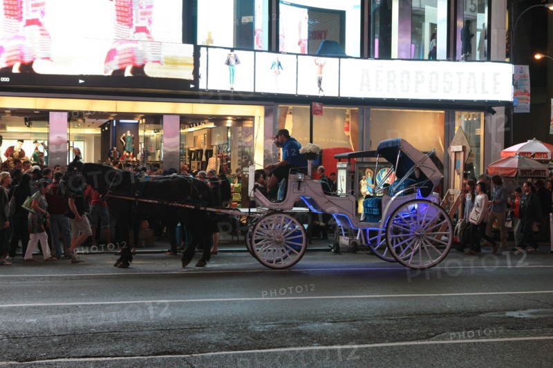usa, etat de New York, New York City, Manhattan, Midtown, Broadway, vers Times Square, neons, nuit,