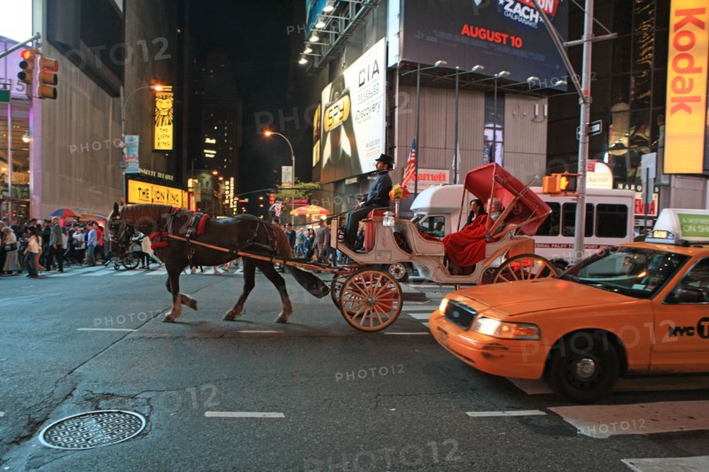 usa, etat de New York, New York City, Manhattan, Midtown, Broadway, vers Times Square, neons, nuit, caleche et taxi,